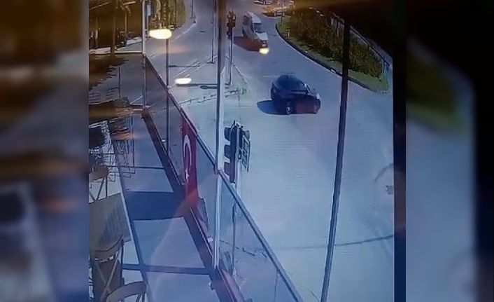 Lüks otomobil ile hafif ticari aracın karıştığı kaza saniye saniye kameralara yansıdı