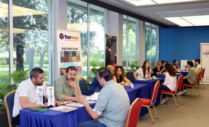 Mekatronik uzmanlık programına katılan gençler, firmaların markajında