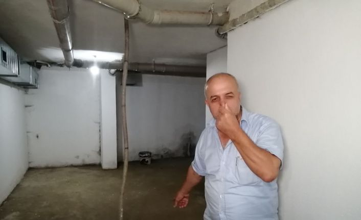 Menfez tıkanınca sığınağa dolan lağım suyu apartman sakinlerinin kabusu oldu