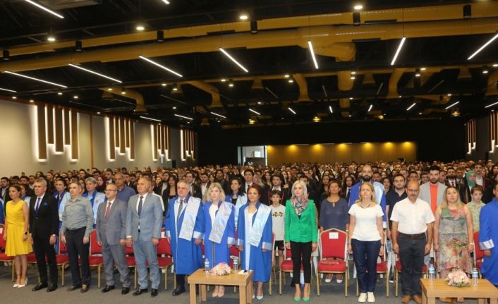 Mezun olan 290 hukuk fakültesi öğrencisi yemin ederek mesleğe ilk adımlarını attı