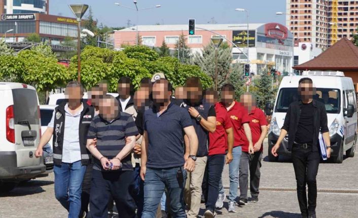 Milyonluk vurgun yaparak ortadan kaybolan şüpheliler, metruk binada saklanırken yakalandı