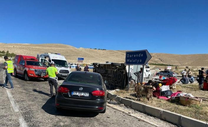 Minibüs ile otomobil çarpıştı: 12 yaralı