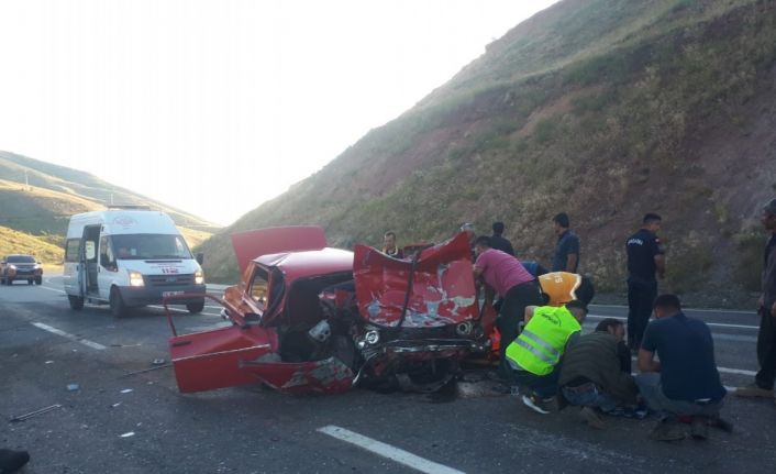 Minibüs ile otomobil kafa kafaya çarpıştı:3 yaralı