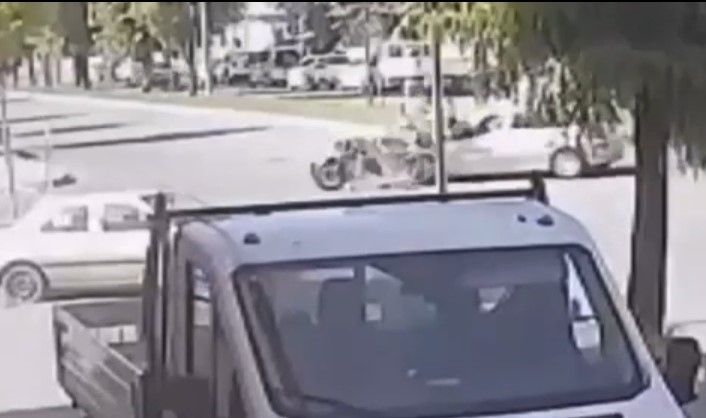 Motosiklet ile otomobil çarpıştı, 2 kişi yaralandı: Kaza anı kamerada