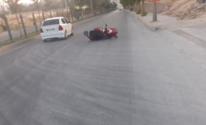 Motosiklet ile otomobil çarpıştı: 2 yaralı