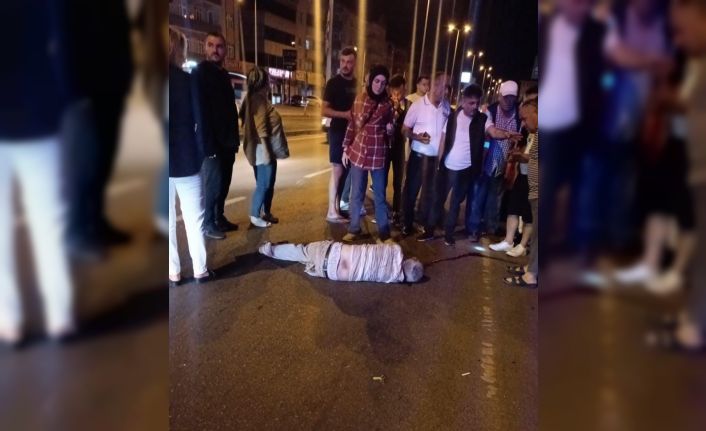 Motosiklet yolun karşısına geçmek isteyen yaşlı adama çarptı: 1 ölü, 2 yaralı