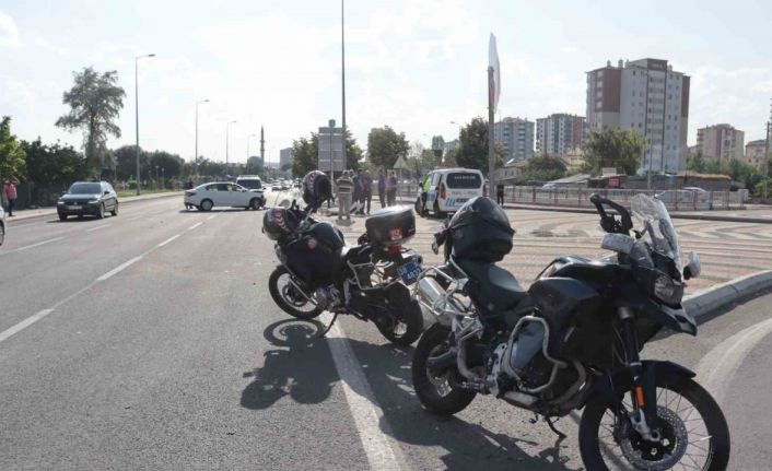 Motosikletli polis timi ile otomobil çarpıştı: 2 polis yaralı