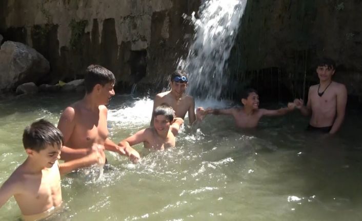 Muşlu çocuklar suda halay çekerek serinledi