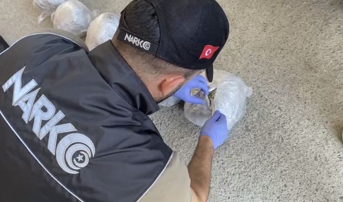 Narkotik köpeği tepki verdi, çantadan 6 buçuk kilo uyuşturucu çıktı