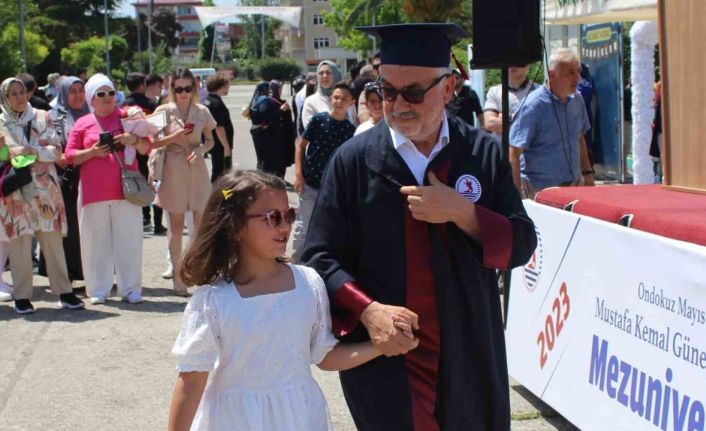Okumanın yaşı yok: Eski rektör, 64 yaşında hukuk fakültesini bitirdi