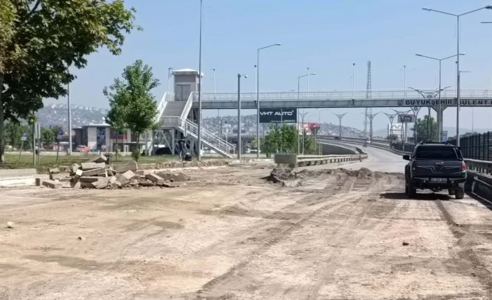 Ömer Türkçakal Bulvarı itfaiye önü trafiğe kapatıldı