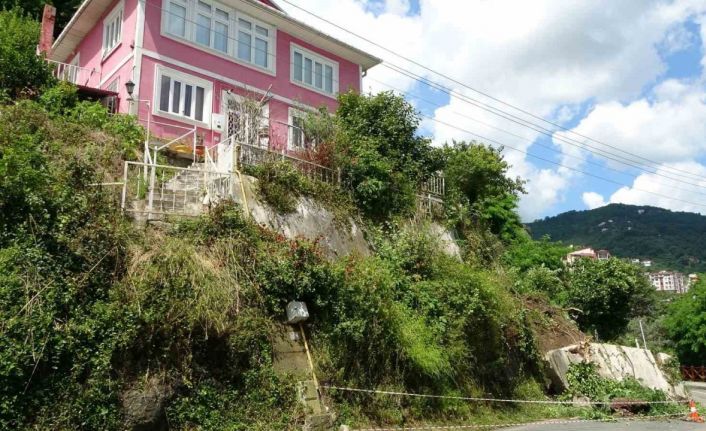 Ordu heyelan sonucu bir evin istinat duvarı yıkıldı