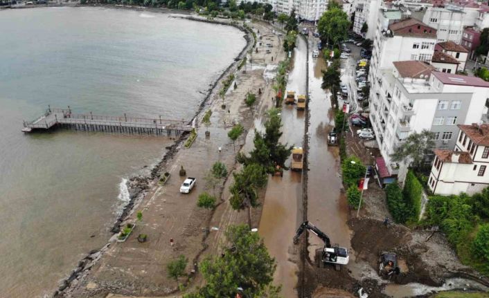 Ordu’da sel ve heyelan sonrası kapanan sahil yolu havadan görüntülendi