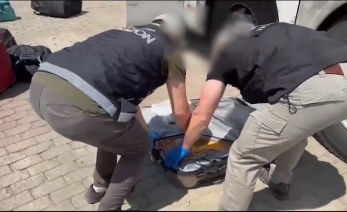 Otobüsün bagajındaki valizden 11 kilo 900 gram uyuşturucu çıktı