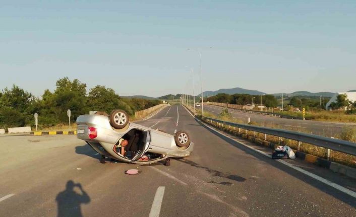 Otomobil bariyerleri aştı, karşı şeritte takla atarak durabildi: 3 yaralı