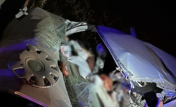 Otomobil traktör römorkuna çarptı: 2 ölü, 2 ağır yaralı