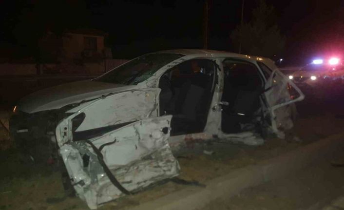 Otomobillerin hurdaya döndüğü kazada 4 kişi yaralandı