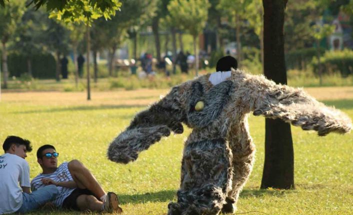(Özel) Her gün kılıktan kılığa giriyor...Bu sefer de kartal oldu