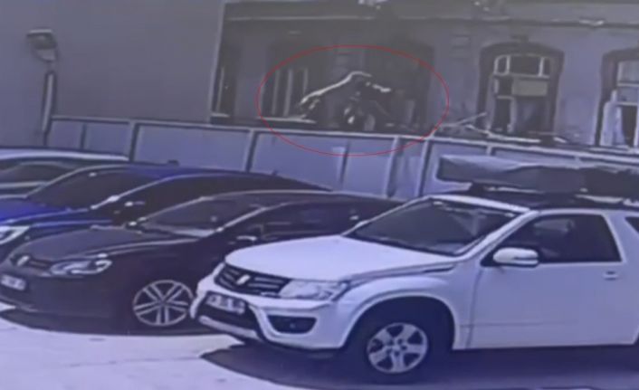 (Özel) Taksim’de Fransız turist 3’üncü kattan düştü