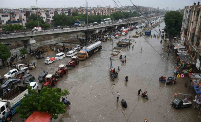 Pakistan’da sel: Araçlar suya gömüldü