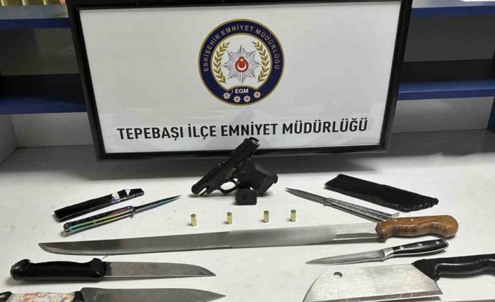 Parkta keşif yapan polis 7 kesici alet ve 1 ruhsatsız kurusıkı tabanca buldu