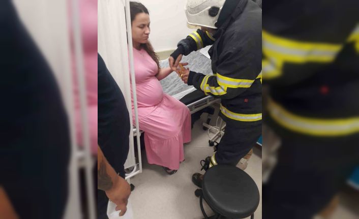 Parmağına sıkışan yüzüğü itfaiye ekipleri çıkardı