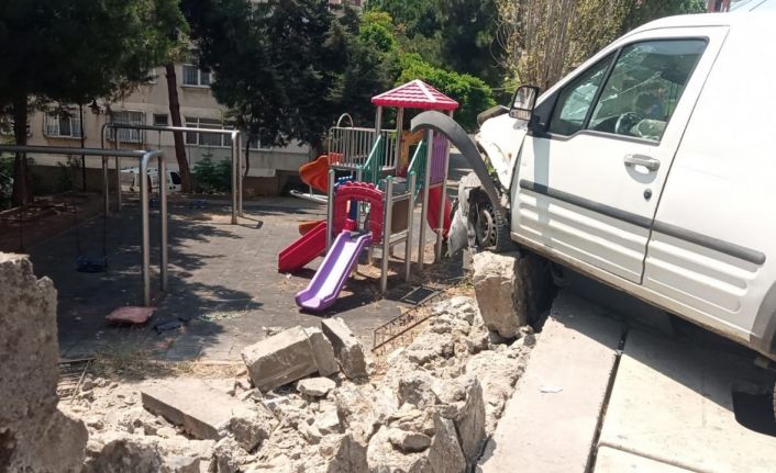 Pendik’te araç site duvarına çarptı, yıkılan duvarın parçaları çocuk parkına düştü
