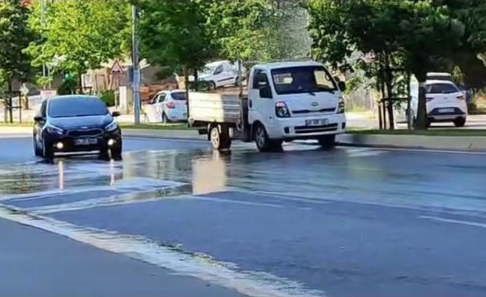 Pendik’te borusu patladı, krizi fırsata çeviren sürücüler arabalarını yıkadı