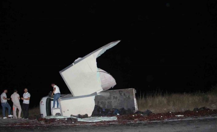 Refüje devrilen kamyonetin parçalanan kasasındaki 3 ton vişne ziyan oldu