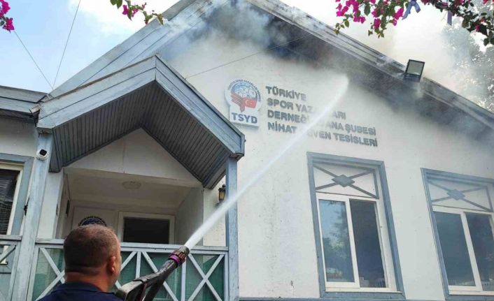 Restoranda çıkan yangın çevreye sıçradı, ekipler alevlere müdahale ediyor