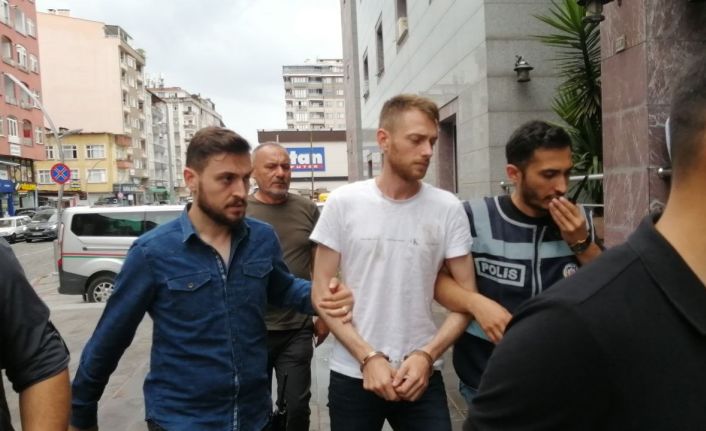 Rize’de bir kişiyi bıçaklayarak öldüren ve iki kişiyi yaralayan şahıs adliyeye sevk edildi
