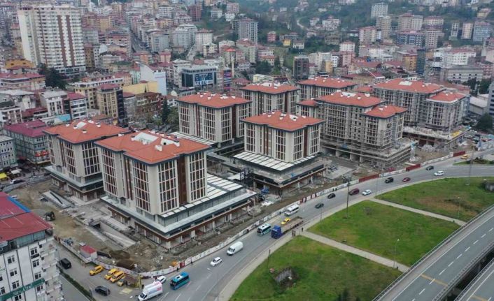 Rize’de kentsel dönüşüm çalışmalarında inşaatında sona gelinen belediye bloklarındaki iş yerleri hak sahiplerine teslim ediliyor