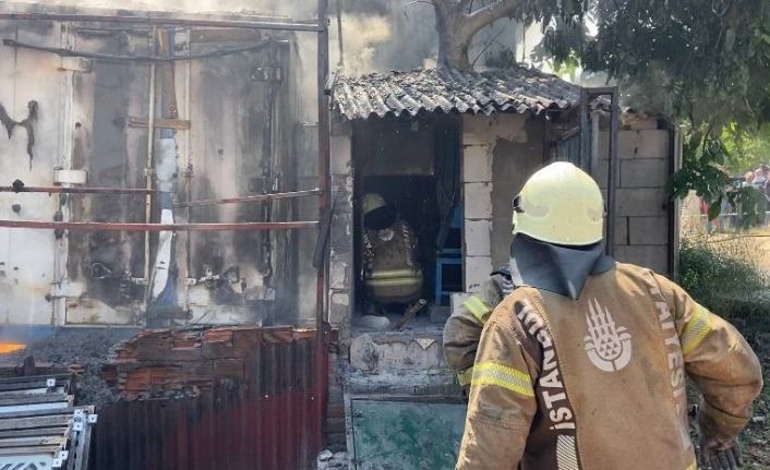 Sancaktepe’de işyeri yangını: Vatandaşlar kendi imkanıyla binayı boşalttı