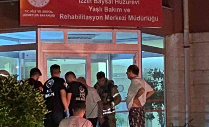Sarıyer’de iki katlı yaşlı bakım ve rehabilitasyon merkezi binasının bodrum katında yangın çıktı, itfaiye ekiplerinin müdahalesi sürüyor. Hastaların tahliye çalışmaları devam ediyor.