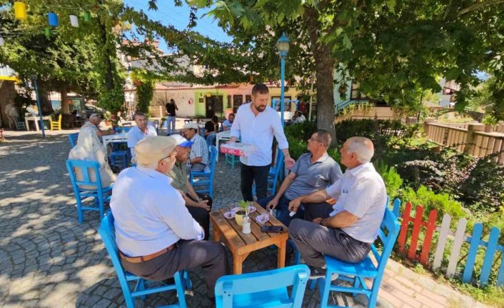 Şehidin kanı yerde kalmadı, başkan kasa kasa lokum dağıttı