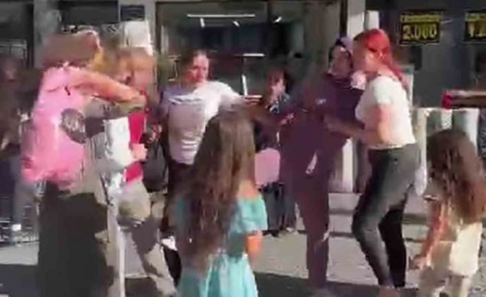 Şehir merkezinde kadınlar saç baş kavga etti