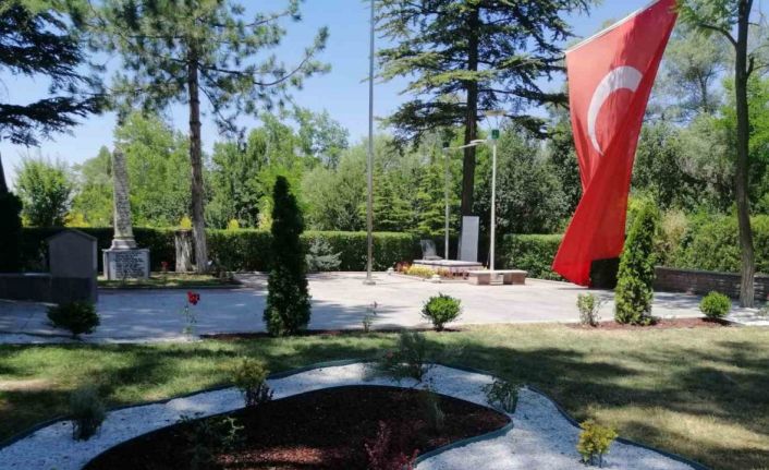 Şehitlikte başlatılan çevre düzenleme çalışmaları sürüyor