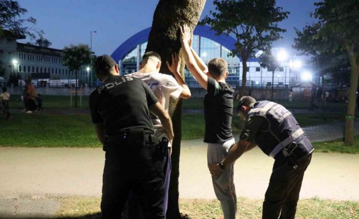 Şehrin en yoğun park ve bahçelerinde polisten uygulama