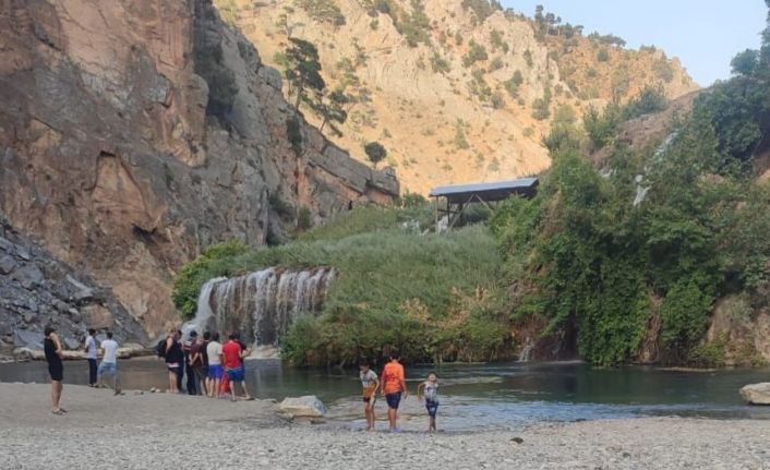 Şelalede suya giren genç boğularak hayatını kaybetti