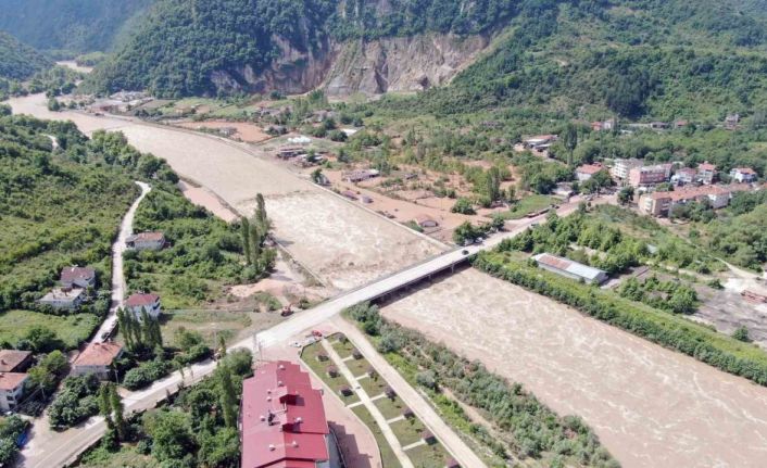 Selin kapattığı Cide-Bartın karayolu ulaşıma açıldı, ev ve iş yerlerinde tahliyeler sürüyor