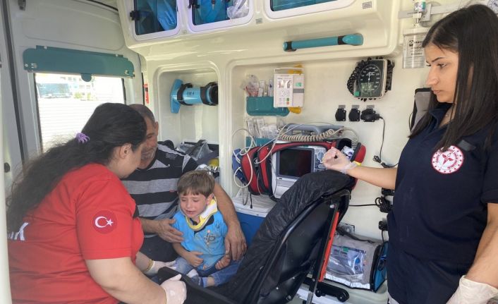 Sepetli motosiklet arabaya arkadan çarptı: 1 yaralı