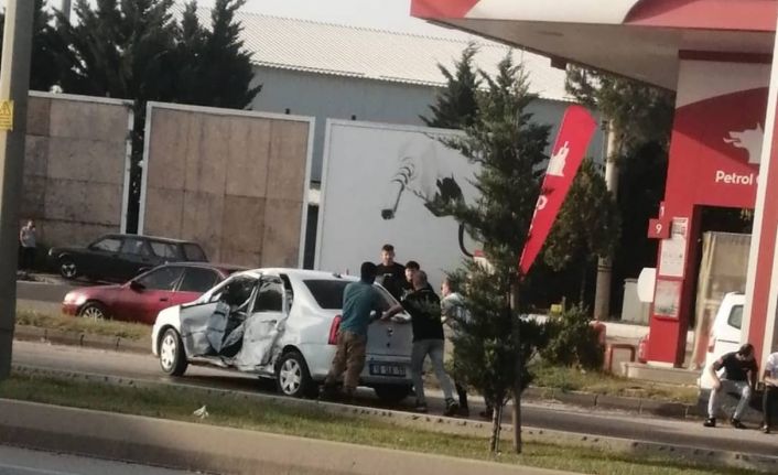 Servis otobüsü ile otomobil çarpıştı, 1 kişi yaralandı: Kaza anı kamerada