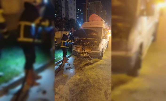 Seyir halindeki minibüs yandı