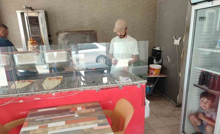 Sıcaktan bunalan çocuk buzdolabında serinledi