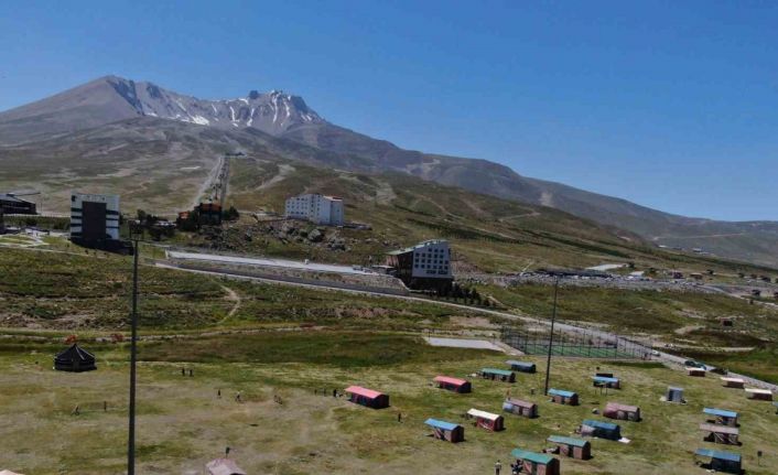 Sıcaktan bunalan dağa kaçtı