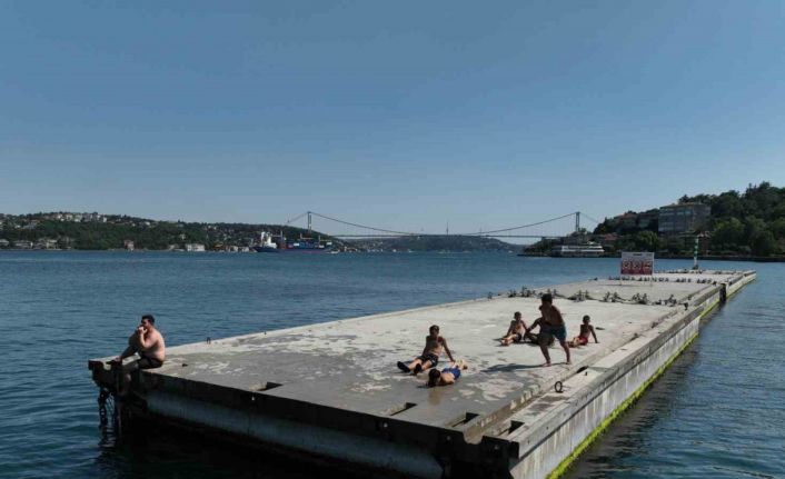 Sıcaktan bunalanlar köprü manzaralı Boğaz’da serinledi