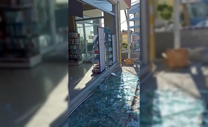 Şiddetli fırtına ilçede hayatı felç etti: Camlar kırıldı, çatılar uçtu