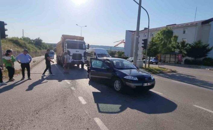 Sinop’ta kamyon kırmızı ışıkta otomobile çarptı: 1 yaralı