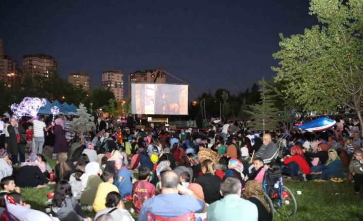 Şirintepe halkı açık hava sinemasına yoğun ilgi gösterdi
