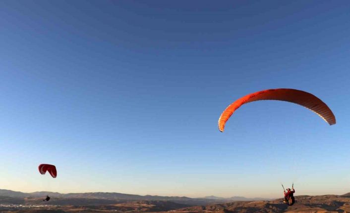 Sivas’ta yapılamaz denen yamaç paraşütü sporu, her geçen gün biraz daha yaygınlaşıyor